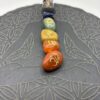 altar esoterico de pizarra con piedras de chakras y flor de la vida