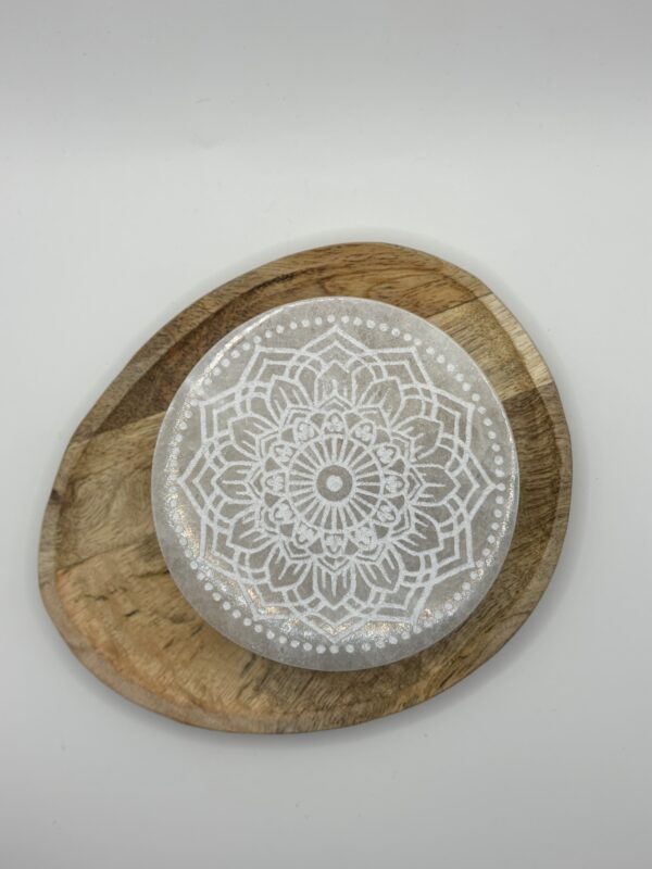 Placa de selenita natural con gravado de mandala