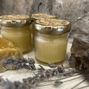 botes de balsamo con flores de lavanda