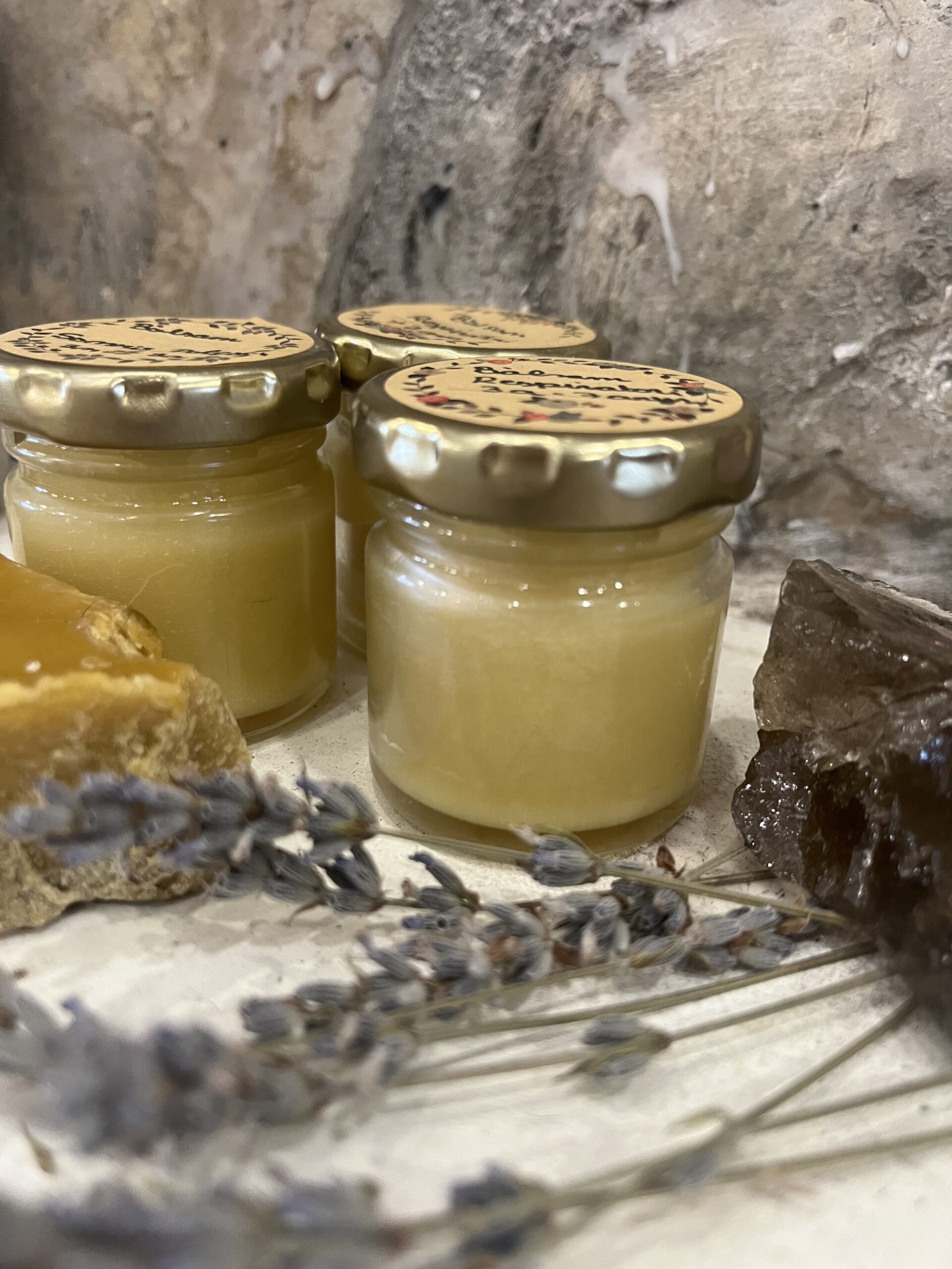 botes de balsamo con flores de lavanda