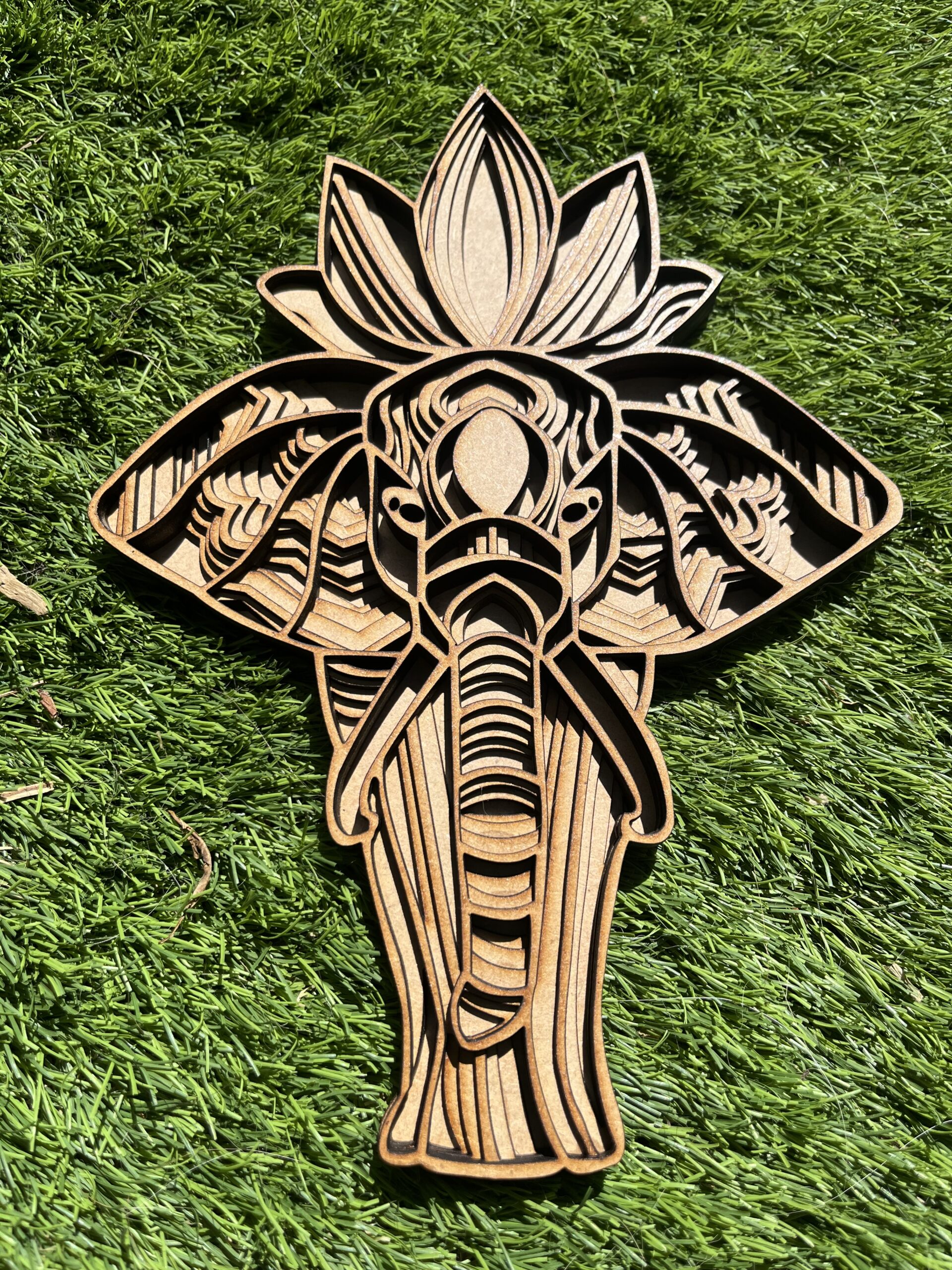 Elefante con flor de loto en madera multicapa