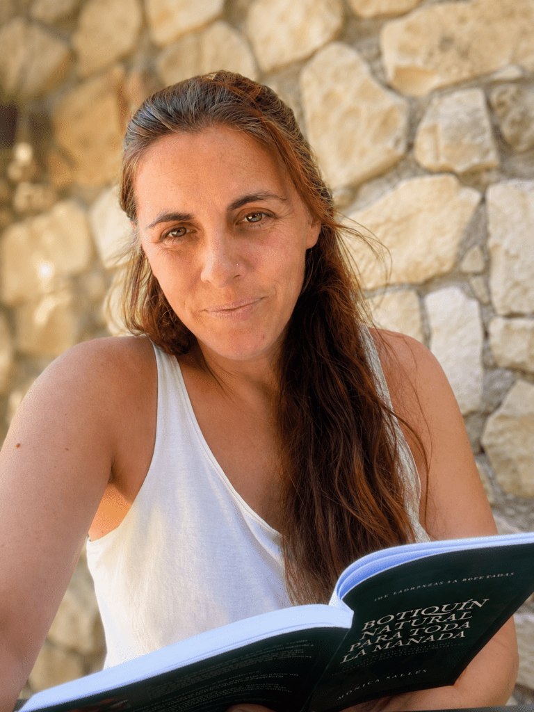 Foto de Mònica Sallés, con el libro: Botiquin natural para toda la manada